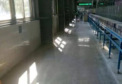 裝甲地坪地坪和環(huán)氧地坪差別有多大？十堰固化拋光裝甲地坪如何施工？