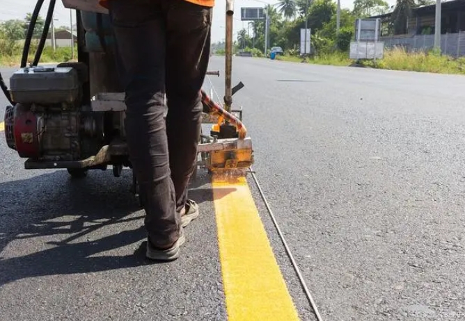 道路熱熔標(biāo)線施工在春、夏兩季施工分別應(yīng)注意哪些事項？