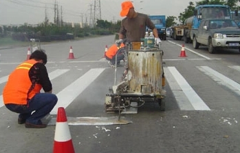 道路中間三種顏色標(biāo)線：白色、黃色和藍(lán)色 各有什么左右
